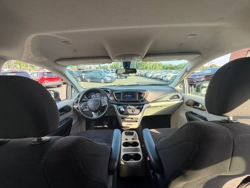 Used 2020 Chrysler Voyager L FWD image 14