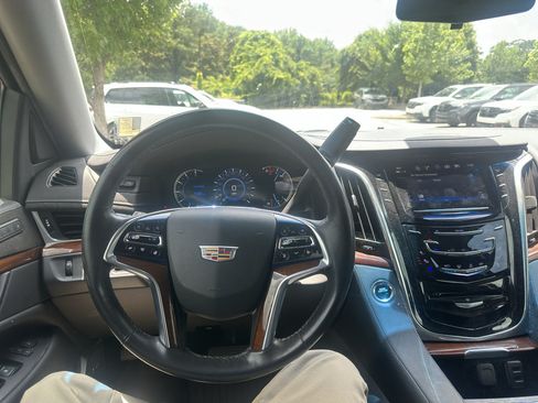 Used 2019 Cadillac Escalade ESV Luxury RWD image 9