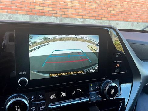 Used 2023 Toyota Highlander L image 29