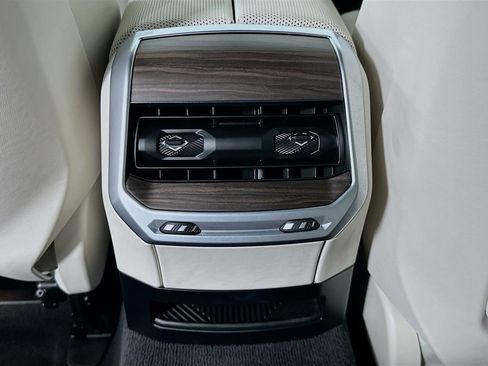 Certified 2024 BMW 760i xDrive w/ Executive Package AWD/4WD image 25