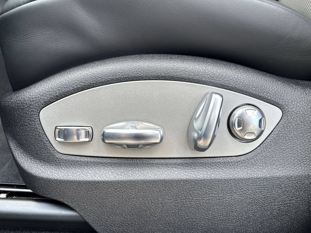 Certified 2026 Porsche Macan AWD/4WD image 8