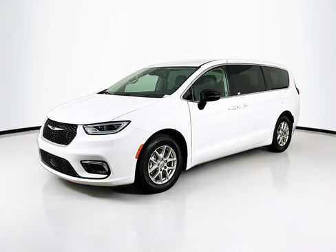 Used 2024 Chrysler Pacifica Touring-L FWD image 3
