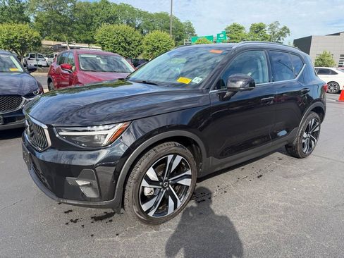 Used 2025 Volvo XC40 B5 Plus AWD/4WD image 1