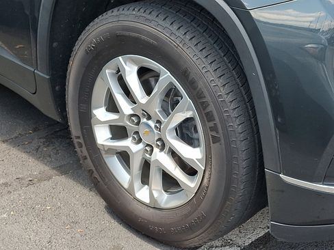 Used 2021 Chevrolet Traverse LT w/ LPO, Cargo Package FWD image 4