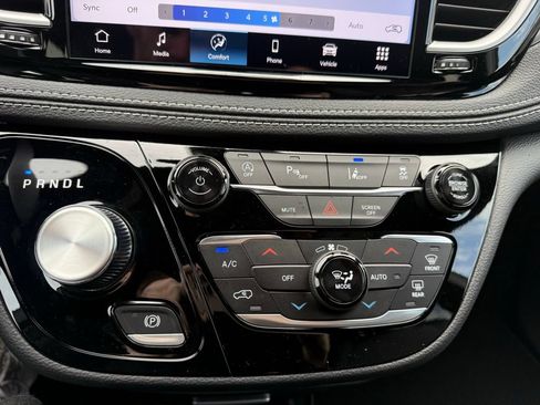 New 2026 Chrysler Pacifica Select FWD image 21
