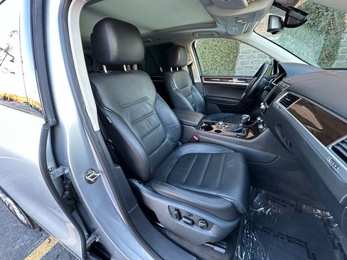 Used 2016 Volkswagen Touareg Sport image 41