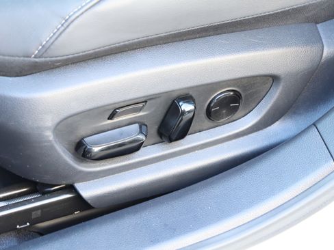 Used 2025 Lexus ES 300h w/ Luxury Package image 32