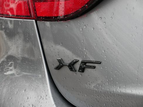 Used 2022 Jaguar XF R-Dynamic SE image 13