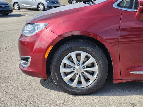 Used 2017 Chrysler Pacifica Touring-L image 8