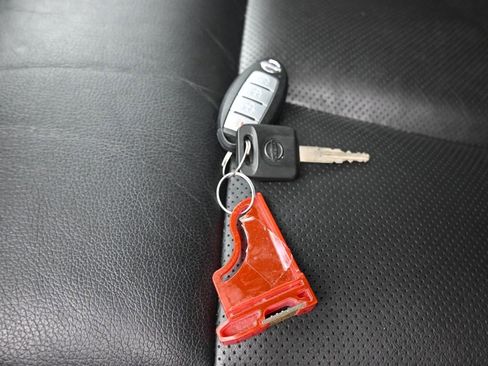 Used 2019 Nissan Titan SL w/ Midnight Edition image 59