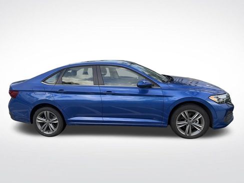 Used 2024 Volkswagen Jetta SE w/ Panoramic Sunroof Package FWD image 3