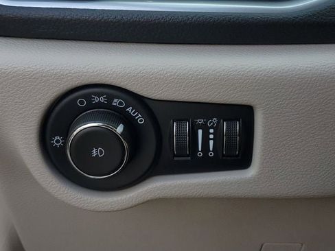 Certified 2023 Chrysler Pacifica Limited image 37