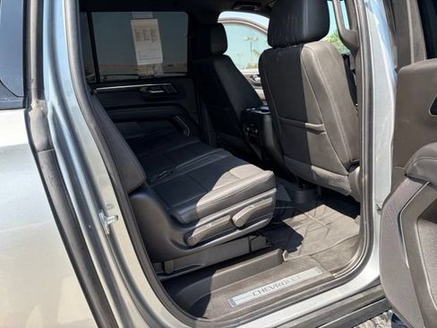 Used 2025 Chevrolet Suburban Z71 AWD/4WD image 18