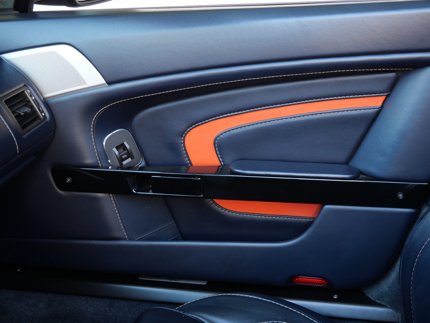Used 2015 Aston Martin V12 Vantage S RWD image 14