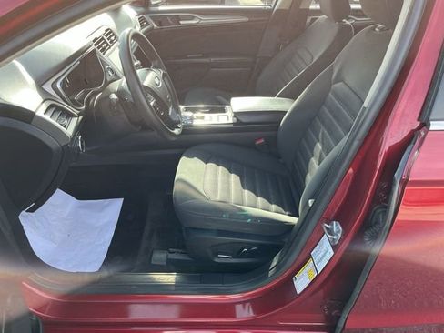Used 2017 Ford Fusion SE w/ Fusion SE Technology Package FWD image 14