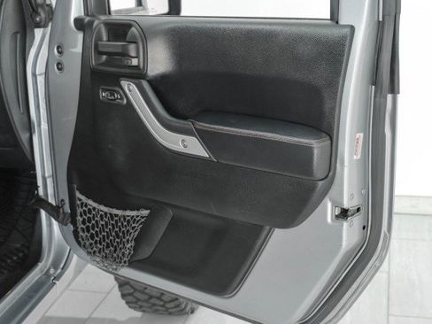 Used 2013 Jeep Wrangler Unlimited Rubicon image 41