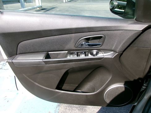 Used 2011 Chevrolet Cruze LT image 14