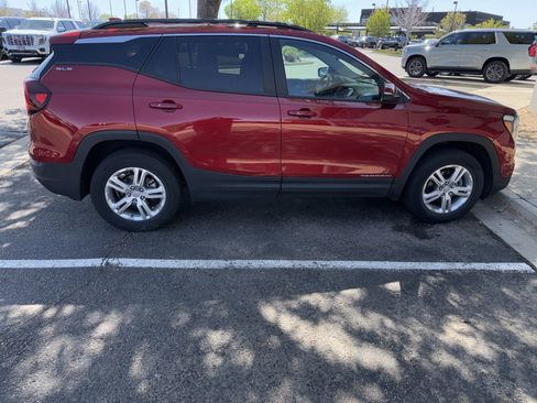 Used 2022 GMC Terrain SLE w/ Driver Convenience Package image 2