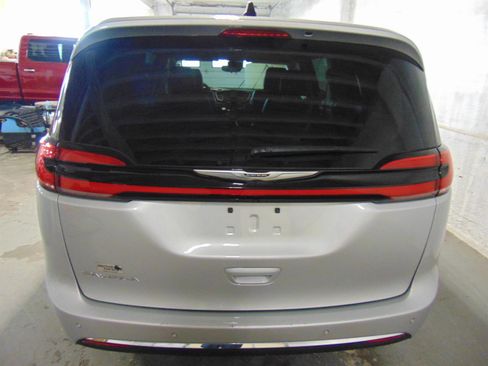 Used 2024 Chrysler Pacifica Touring-L image 5