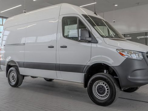 Used 2025 Mercedes-Benz Sprinter 2500 image 12