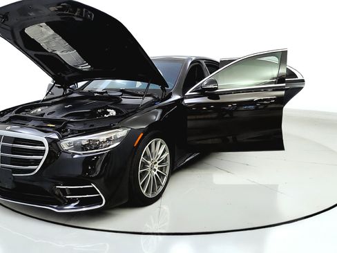 Used 2023 Mercedes-Benz S 500 4MATIC w/ AMG Line image 10