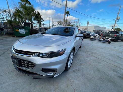 Used 2018 Chevrolet Malibu LT image 2
