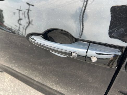 Used 2025 Chrysler Pacifica Limited FWD image 5
