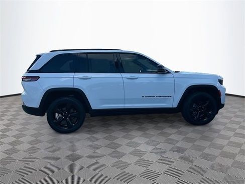 Used 2023 Jeep Grand Cherokee Altitude image 8