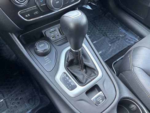 Used 2018 Jeep Cherokee Latitude Plus w/ Cold Weather Group image 19