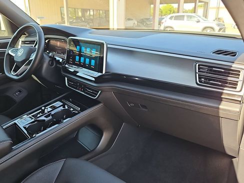 Used 2025 Volkswagen Atlas Cross Sport SE FWD image 32