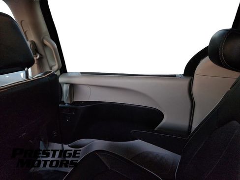 Used 2021 Chrysler Pacifica Limited image 32