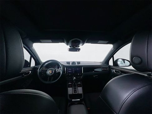 Certified 2023 Porsche Macan image 34