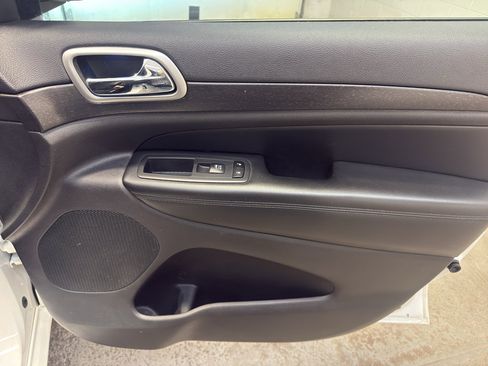 Used 2018 Jeep Grand Cherokee Altitude image 19