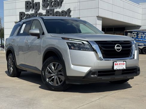 Used 2025 Nissan Pathfinder SV FWD image 2
