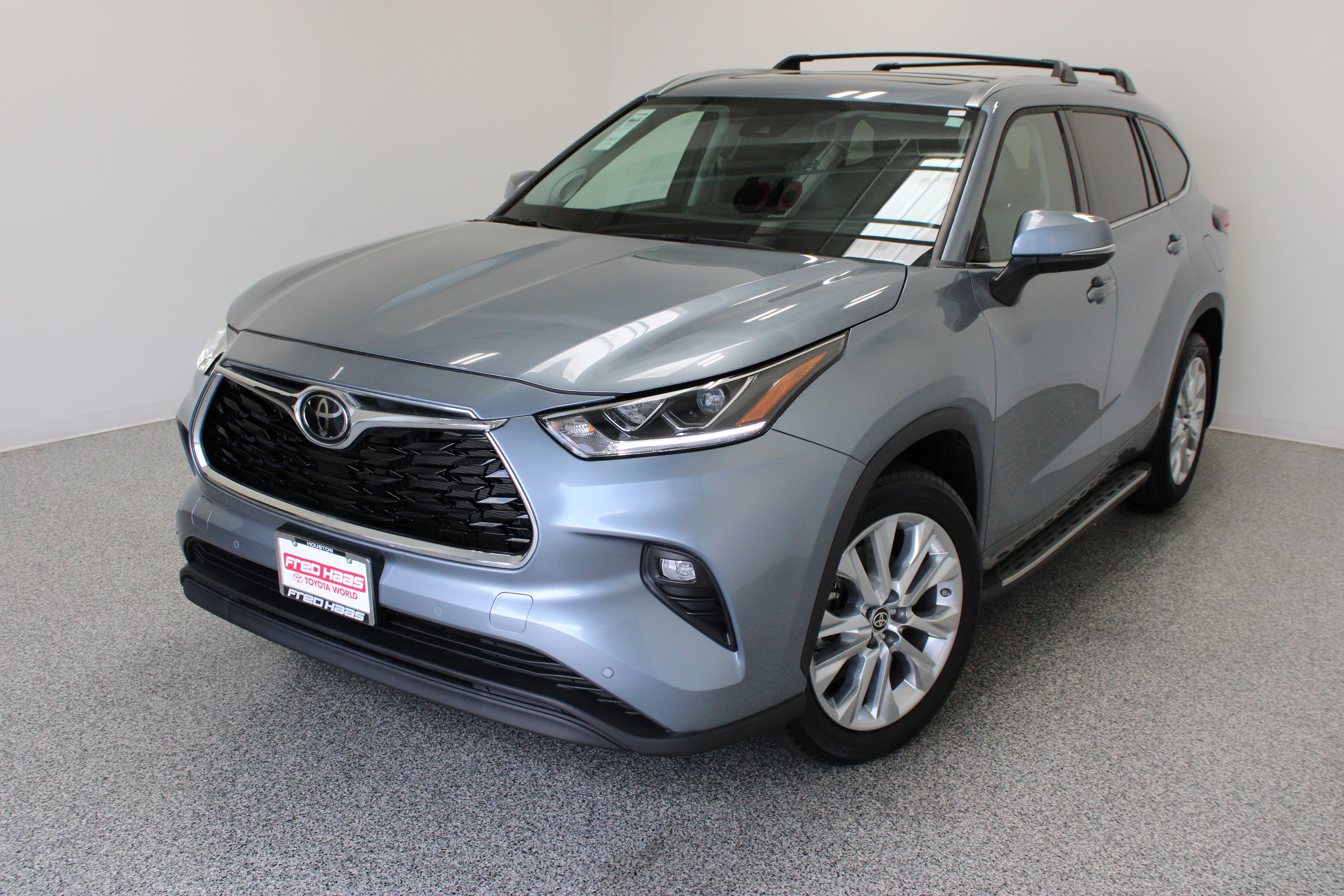 Used 2024 Toyota Highlander Limited FWD image 2