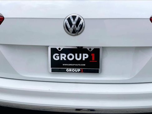 Used 2018 Volkswagen Tiguan SE w/ Panoramic Sunroof Package FWD image 10