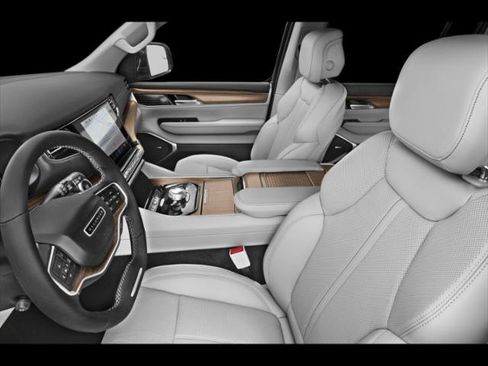 Certified 2025 Jeep Wagoneer L Series II w/ 8-pass Seating Package AWD/4WD image 6