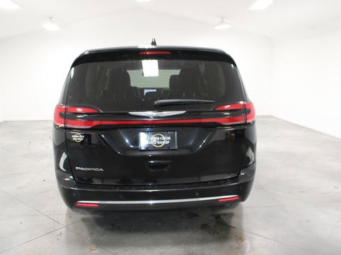 Used 2024 Chrysler Pacifica Touring-L image 8