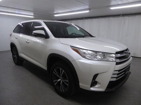 Used 2019 Toyota Highlander LE FWD image 1