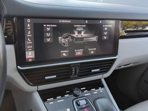 Used 2021 Porsche Cayenne w/ Premium Package image 18