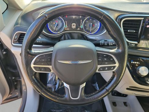 Used 2021 Chrysler Pacifica Touring-L image 21