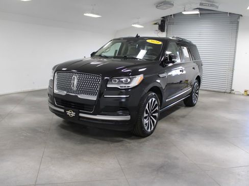 Used 2023 Lincoln Navigator Reserve image 4