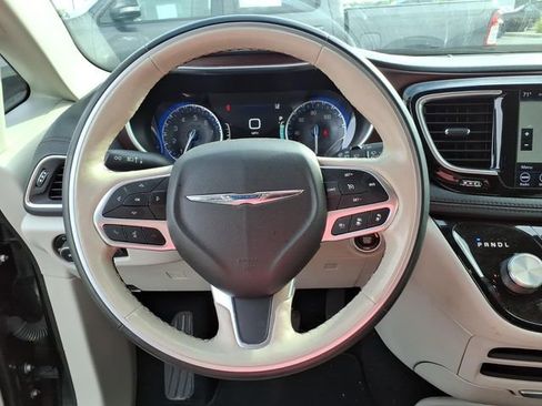 Used 2019 Chrysler Pacifica Limited FWD image 18