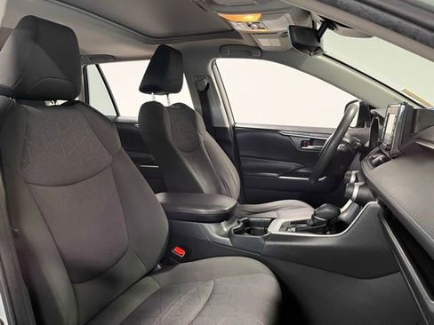 Used 2021 Toyota RAV4 XLE w/ Convenience Package FWD image 10
