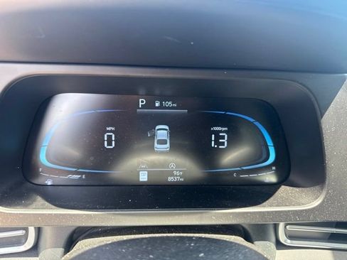 Used 2025 Hyundai Elantra SE FWD image 12