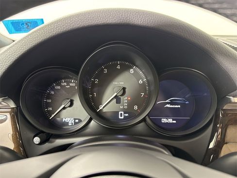 Certified 2024 Porsche Macan image 37