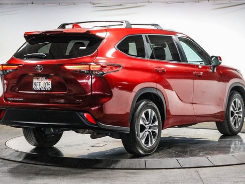 Used 2023 Toyota Highlander XLE FWD image 4