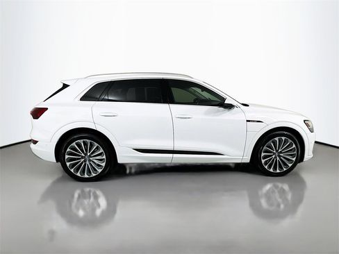 Used 2019 Audi e-tron Prestige w/ Prestige Package image 9