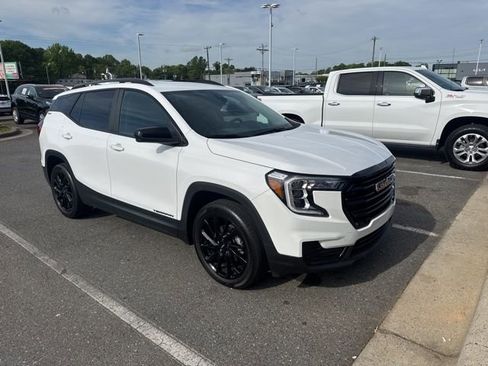 Used 2024 GMC Terrain SLE w/ Driver Convenience Package image 1