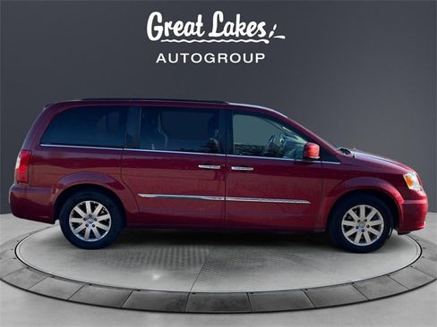 Used 2015 Chrysler Town & Country Touring w/ Driver Convenience Group image 6